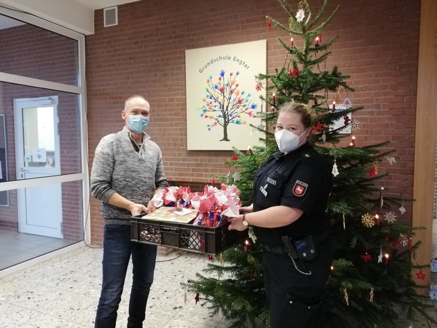 POL-OS: Bramsche: Weihnachtsbaum-Schmück-Aktion bei der Bramscher Polizei