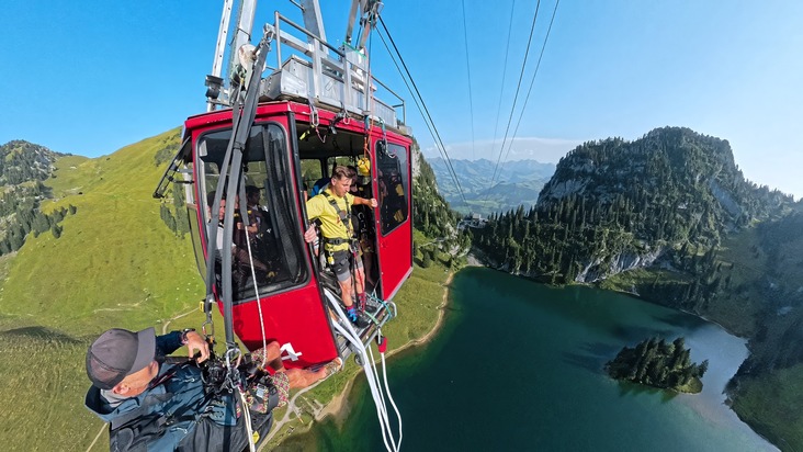 Jochen Schweizer Monthly // Inside Abenteuer Vol. 7 – Freier Fall: Bungeesprung aus der Gondel