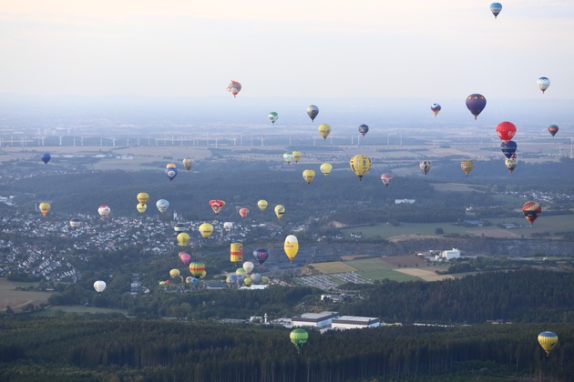 Bestes Ballonfahrer-Wetter zum Auftakt / 28. Warsteiner Internationale Montgolfiade mit erstem Massenstart und Night-Glow eröffnet