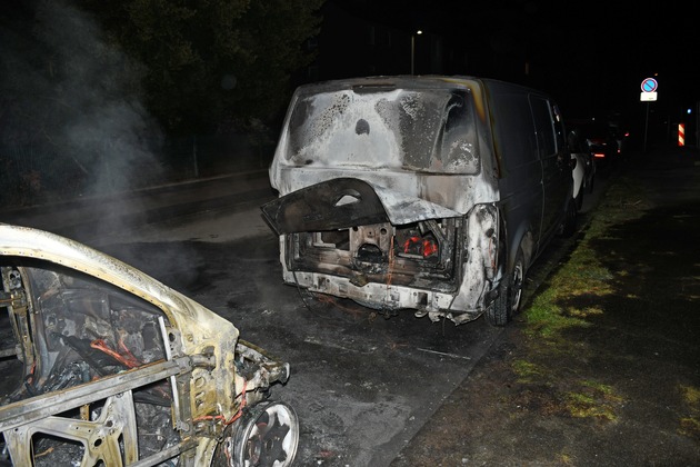 POL-ME: Smart abgebrannt, zwei weitere Autos erheblich beschädigt: Polizei ermittelt - Hilden - 2203061