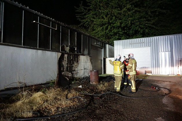 FW Ratingen: Brand in einer Lagerhalle - zunächst nur Kleinbrand gemeldet