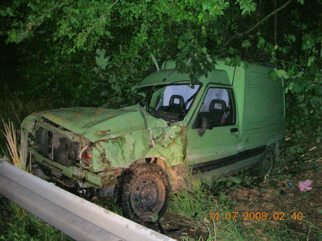 POL-HI: Unfall auf der A7 kurz vor Bockenem Klein-Lkw überschlägt sich mehrfach, Fahrer unverletzt