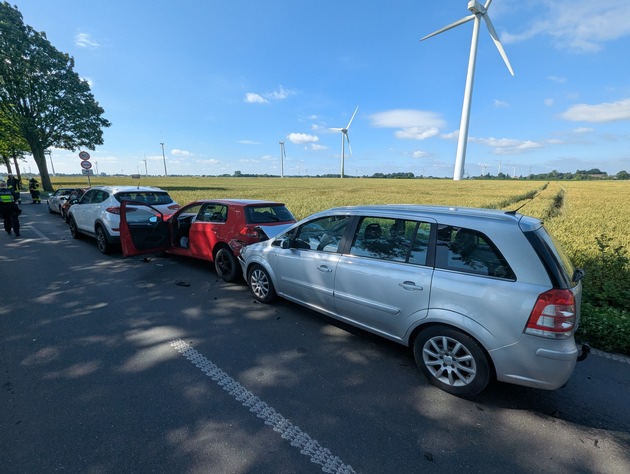FW-KLE: Verkehrsunfall mit mehreren Fahrzeugen - auslaufende Betriebsstoffe auf der Uedemer Straße