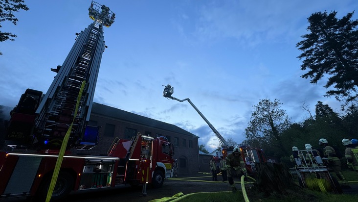 FW Tönisvorst: Große Übung der Freiwilligen Feuerwehr Tönisvorst - Feuerwehr &quot;rettet&quot; 14 vermisste Personen aus &quot;brennendem&quot; Wohnhaus.