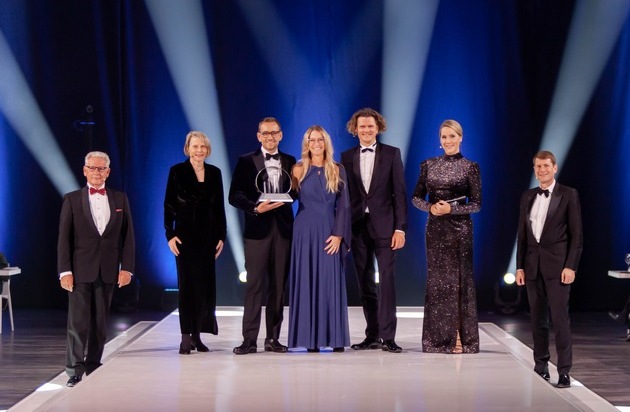 JobRad GmbH: JobRad erh&auml;lt renommierten Wirtschaftspreis f&uuml;r Nachhaltigkeit / Sandra Prediger, Ulrich Prediger und Holger Tumat sind EY Entrepreneurs Of The Year 2022