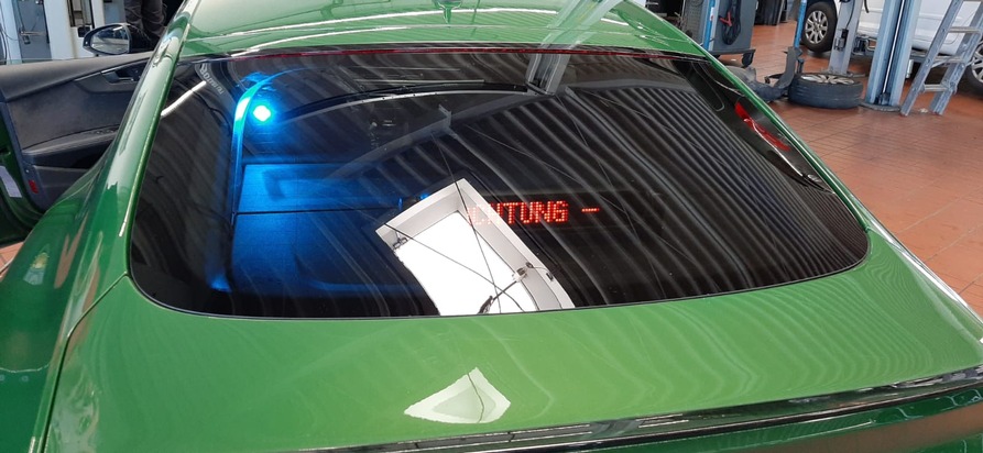 POL-NE: Auffälliger Audi mit eingebauten Blaulichtern sichergestellt - Urkundenfälschung und Verstoß Waffengesetz - Wo ist der Fahrer als Polizist aufgetreten? (Fotos beigefügt)