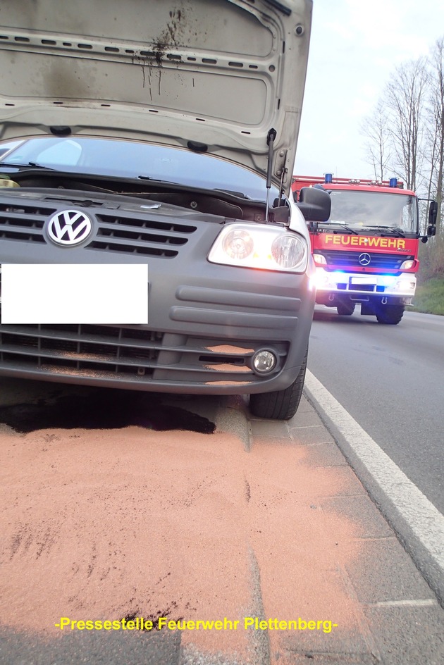 FW-PL: OT-Plettenberg Kahley. Ölspur nach Motorschaden auf der B 236.