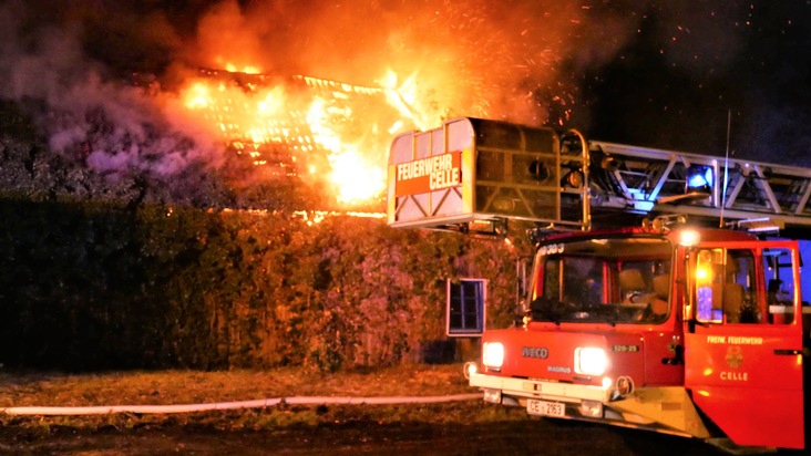FW Celle: Gebäudebrand in Altencelle - Gesamteinsatzbericht