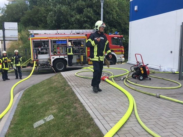 FW-GE: Feuer auf Trainingsgelände von Schalke 04 / Hoher Sachschaden nach Brand im Profileistungszentrum