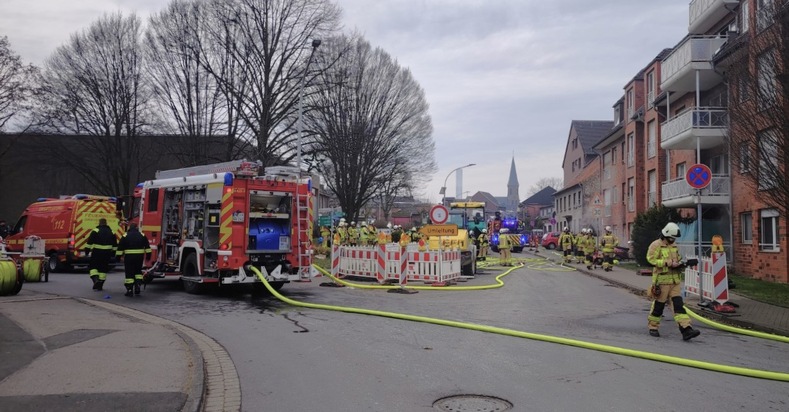FW Grevenbroich: 30 Personen bei Kellerbrand aus Wohnhaus in Grevenbroich gerettet / Vollalarm f&uuml;r die Feuerwehr - Zweiter Brand im Haus binnen elf Tagen