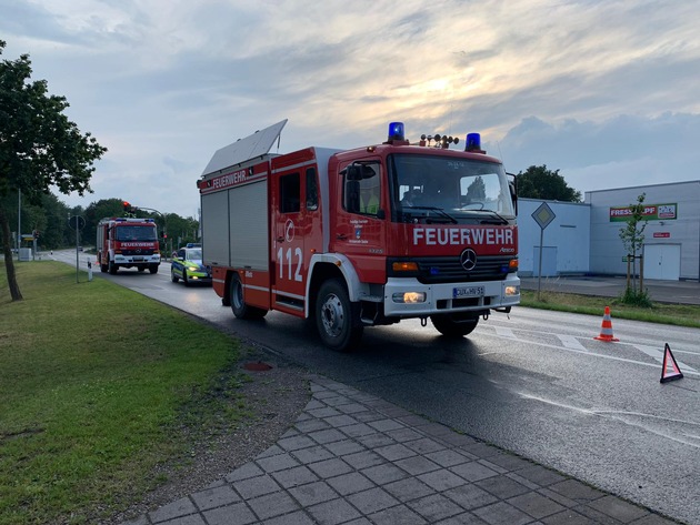 FFW Schiffdorf: Belgischer LKW-Fahrer verliert Hydrauliköl auf Kreisstraße