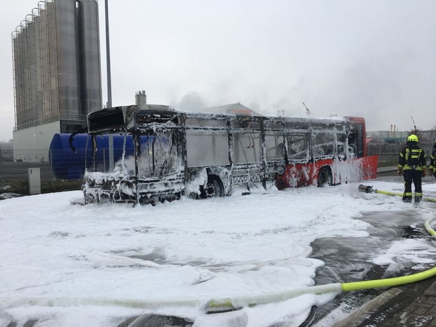 POL-PDWO: Besetzter Linienbus gerät aufgrund technischen Defektes in Brand. Busfahrer kann Schlimmeres verhindern.