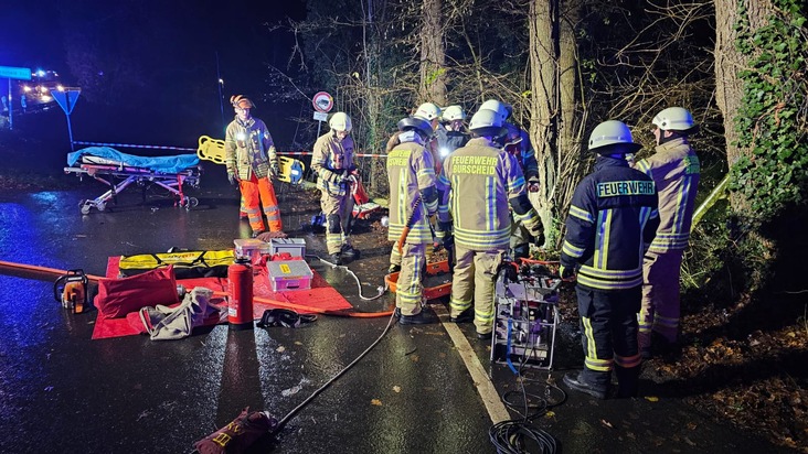 FW Burscheid: PKW im Böschung - Handy alarmiert die Feuerwehr