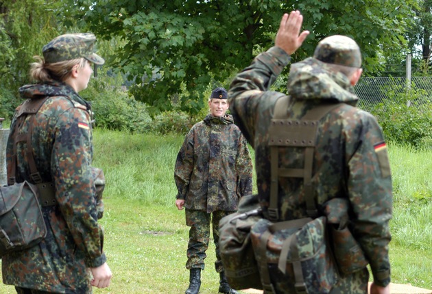 Deutsche Marine - Pressemeldung (Feature): Eine Sprosse auf der Leiter nach oben - die Brandenburgerin Anne Bähr verlässt die Mannschaftslaufbahn