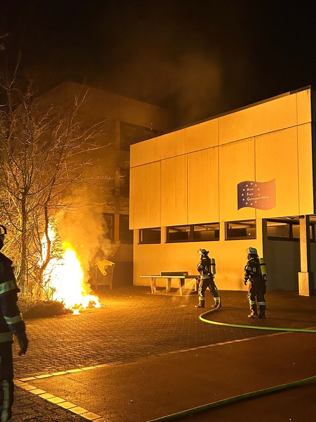 FW-WRN: Mülleimerbrand am Anne-Frank-Gymnasium