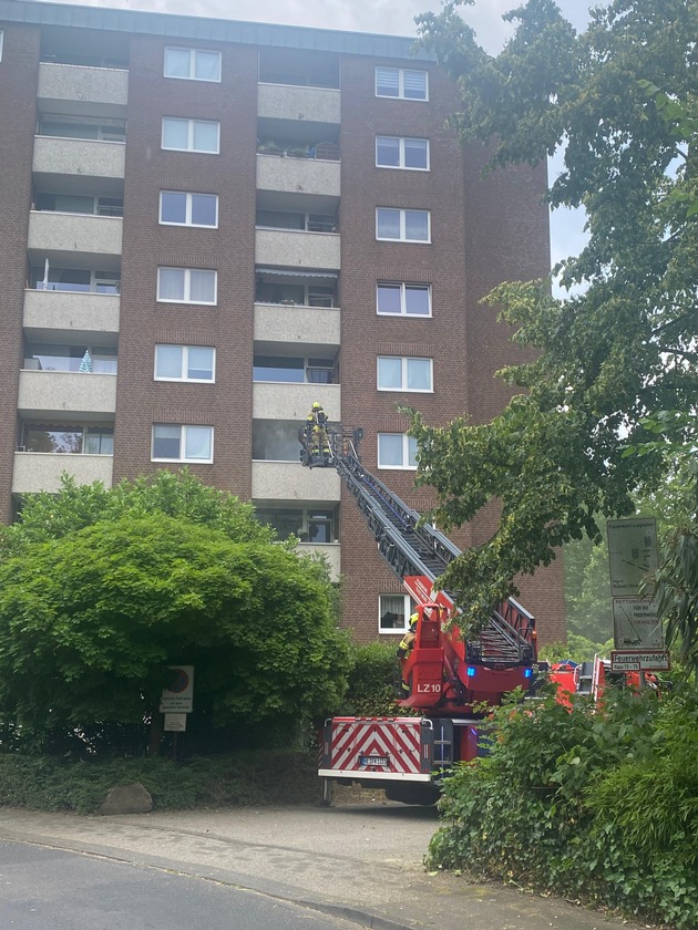 FW-NE: Küchenbrand im dritten Oberschoss eines Mehrfamilienhauses | Keine Verletzten