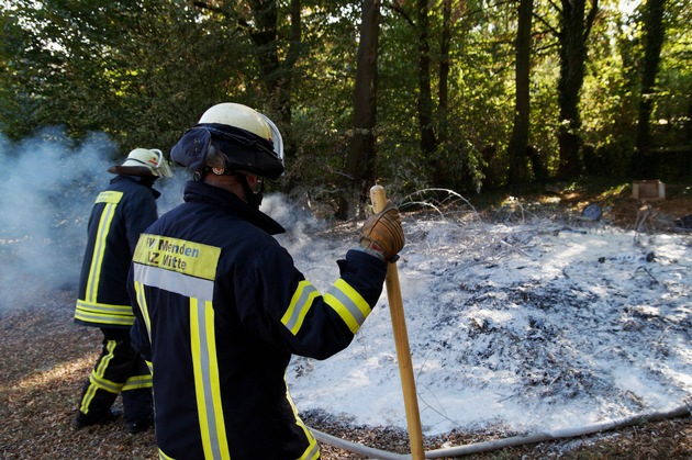 FW Menden: Fahrzeugbrand und kleiner Flächenbrand am Sonntagnachmittag