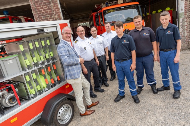 FW-MG: Stadtfeuerwehrverband Mönchengladbach: Stadtsparkasse Mönchengladbach fördert Nachwuchs - Spende ermöglicht weiteren Anhänger für junge Brandschützer