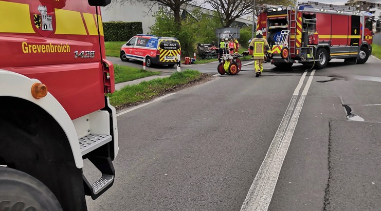 FW Grevenbroich: Zwei Verkehrsunfälle in zwei Stunden / PKW überschlagen - Zusammenstoß vor der Tankstelle