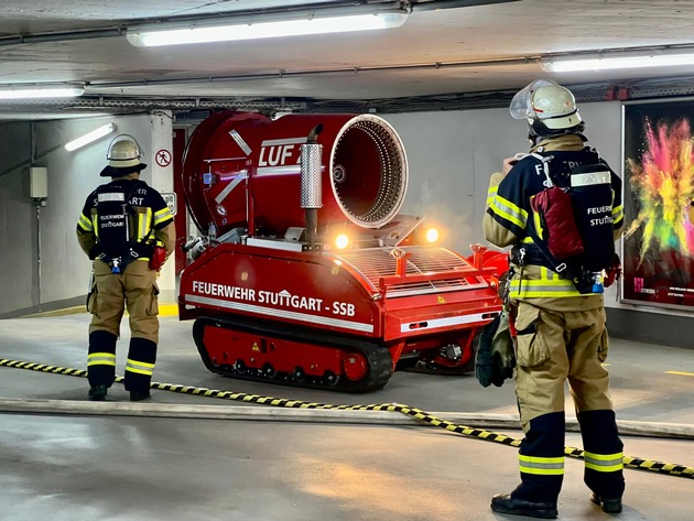 FW Stuttgart: Brennende PKW in SI-Veranstaltungszentrum führen zu starker Rauchentwicklung