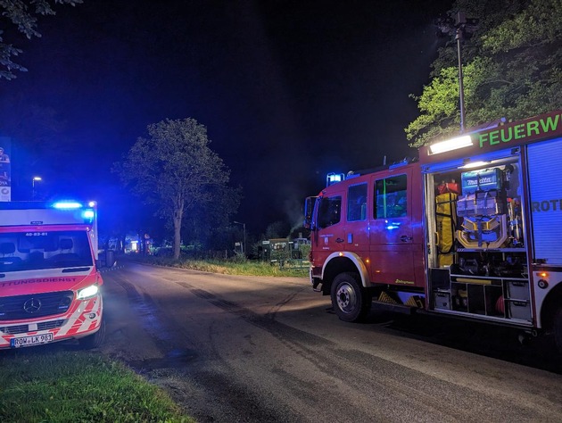 FW-ROW: Brand in Kleingartenkolonie - Gartenlaube komplett zerstört