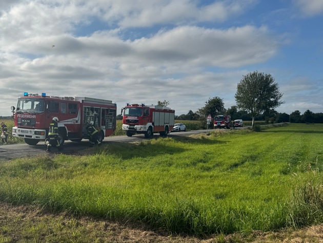 FW-AUR: Verkehrsunfall zwischen Auto und Pritschenwagen