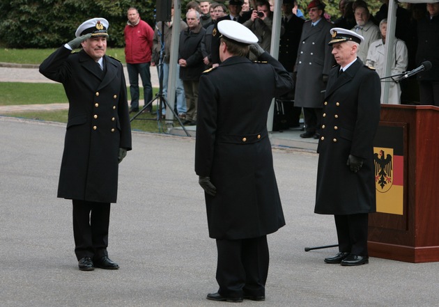 Marine - Pressemitteilung: Kommandeurswechsel an der Marineschule Mürwik - Ein Abschied und Neubeginn