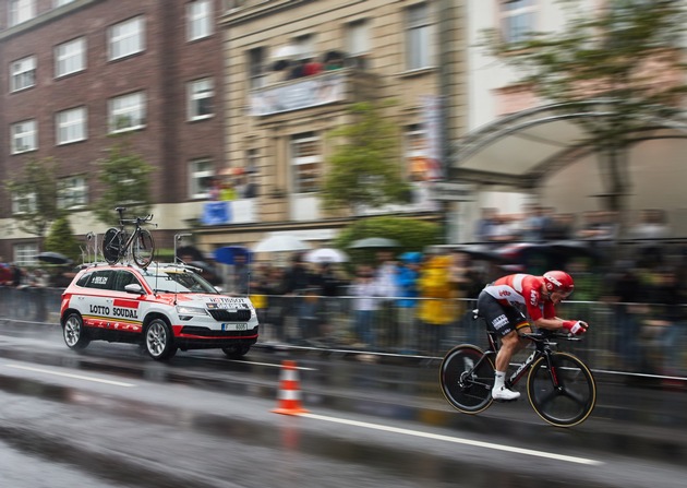 Tour de France: SKODA KAROQ begeistert die Massen (FOTO)