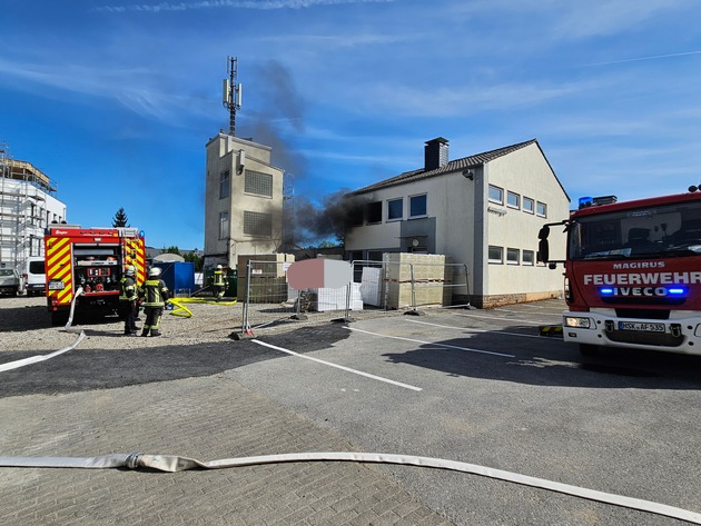 FW-AR: Gebäudebrand in einem leerstehendem Gewerbebetrieb