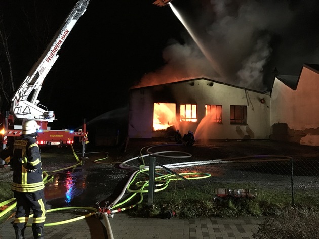 FW-HAAN: Großbrand an der Böttinger Straße