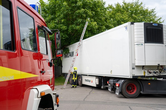 FW Flotwedel: Feuerwehr Wienhausen befreit Lastkraftwagen aus misslicher Lage