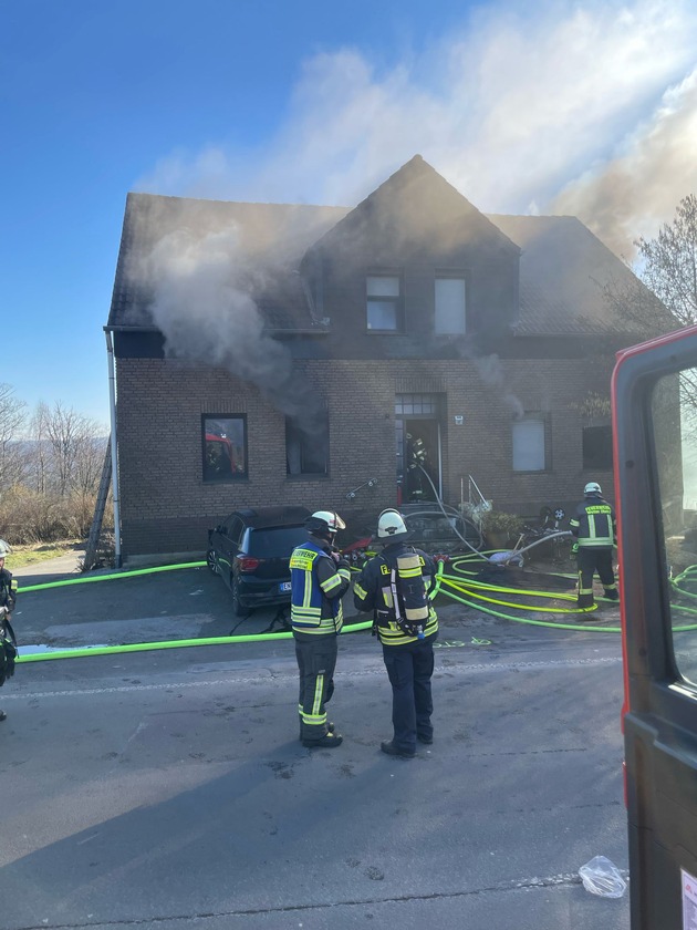 FW-EN: Wetter - Feuerwehren Wetter (Ruhr) und Gevelsberg bekämpfen Wohnungsbrand an der Stadtgrenze