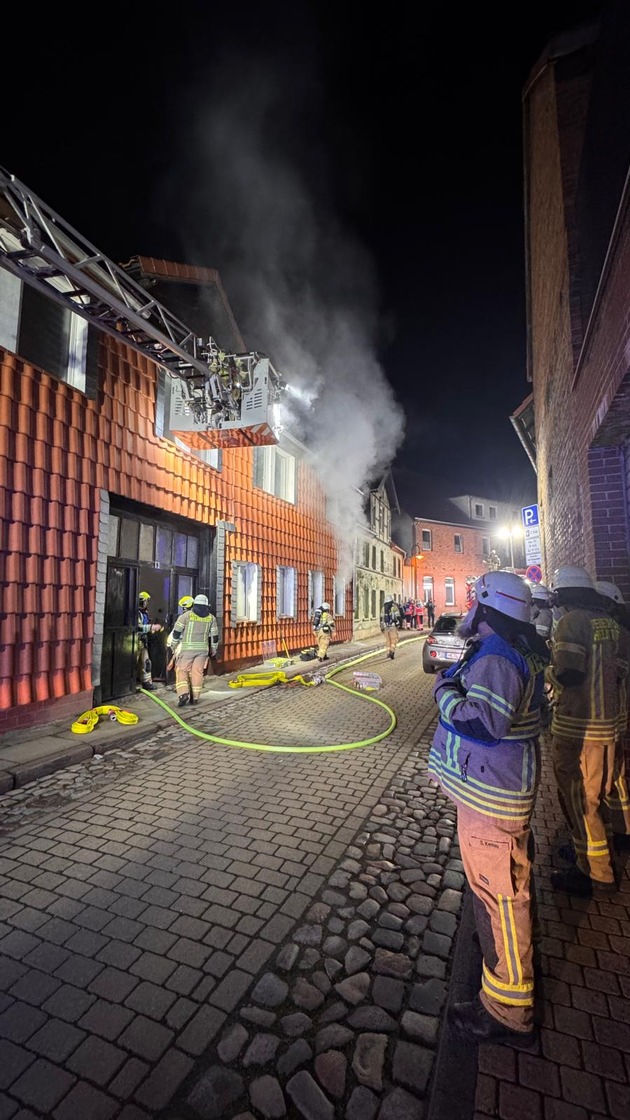 FW Helmstedt: Feuer in Mehrfamilienhaus mit Menschenrettung