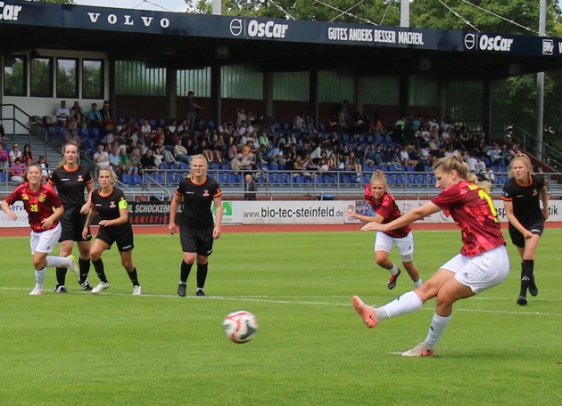 POL-CLP: Polizei-Fußball-EM in Lohne - Deutschland gewinnt 6-0 gegen die Niederlande - auch Großbritannien zieht ins Halbfinale ein