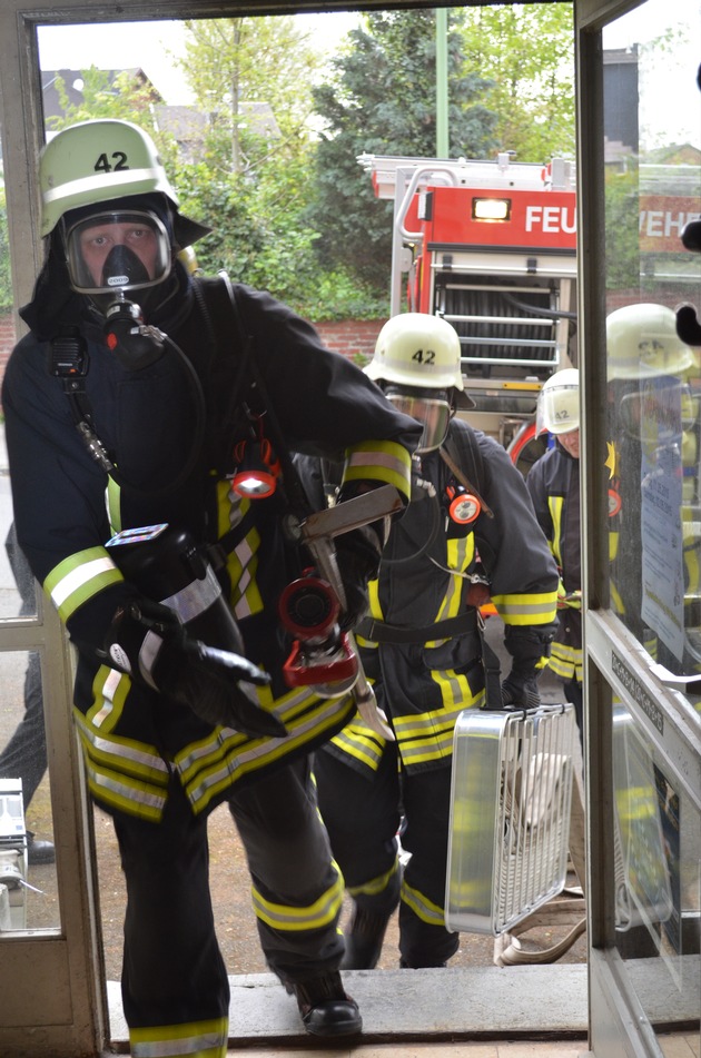 FW-Stolberg: Gemeinschaftsübung der Löschgruppe Werth der Feuerwehr Stolberg und des Löschzuges 42 der Feuerwehr Eschweiler