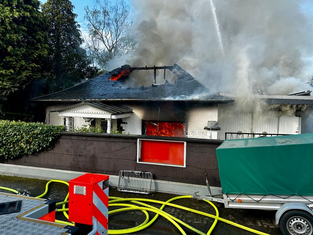 FW-GL: Einfamilienhaus im Stadtteil Bärbroich brennt nieder - Ein Feuerwehrmann schwer verletzt