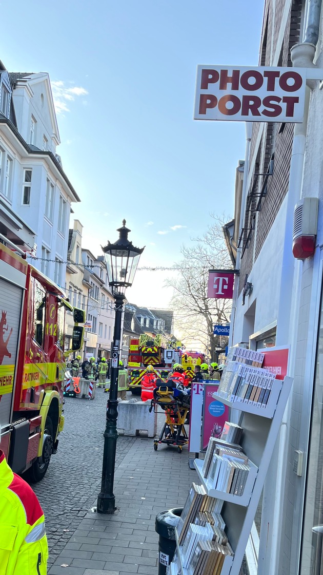 FW Ratingen: FW Ratingen: - aufmerksame Nachbarn alarmieren die Feuerwehr