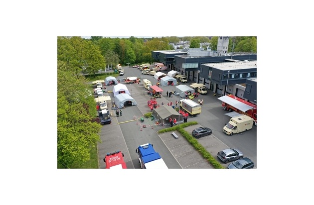 FW Kreis Soest: Hilfsorganisationen, Feuerwehr und THW proben überörtliche Hilfe.