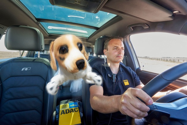Hund im Auto: Unbedingt den Vierbeiner sichern / ADAC Testfahrten zeigen: Bei einem Unfall werden ungesicherte Tiere zur unkalkulierbaren Gefahr/ Risiko auch für Unfallhelfer