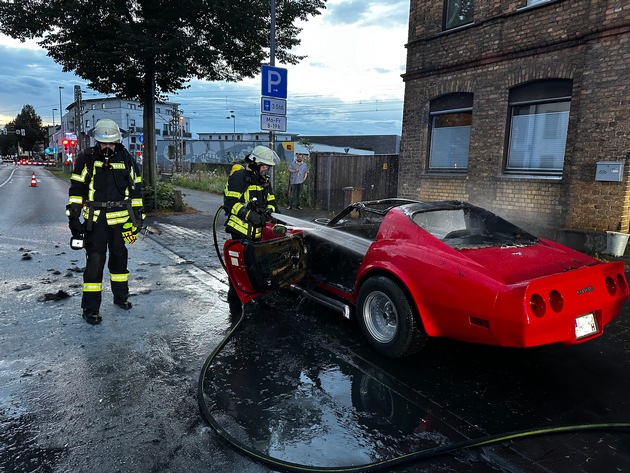 FW Hennef: PKW Brand; historisches Fahrzeug wird durch Feuer zerstört