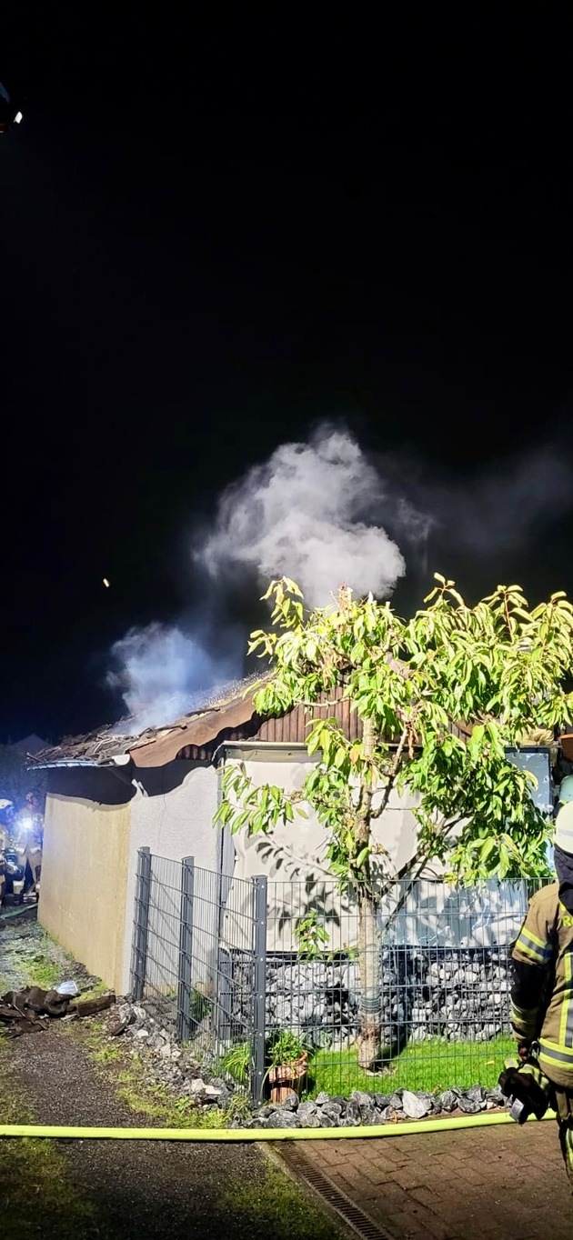 FW-RE: Garage brennt in der Nacht