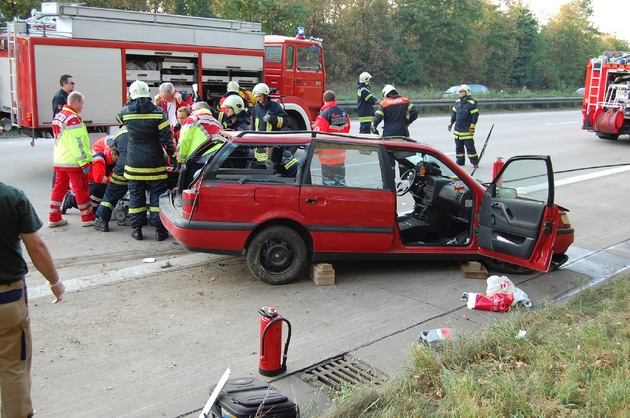 POL-HI: BAB 7, LK Hildesheim -- Fahrer nach mehrfachen Überschlag schwerverletzt.