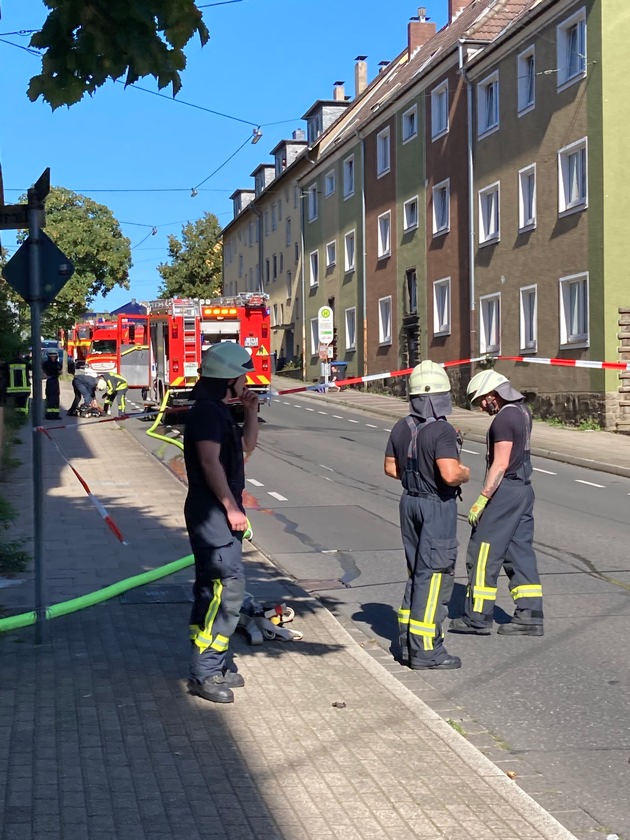 FW-EN: Brand in einer Wohnung - Mieter verletzt