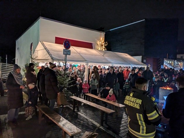 FW-AR: Löschzug Oeventrop begeistert beim lebendigen Adventskalender