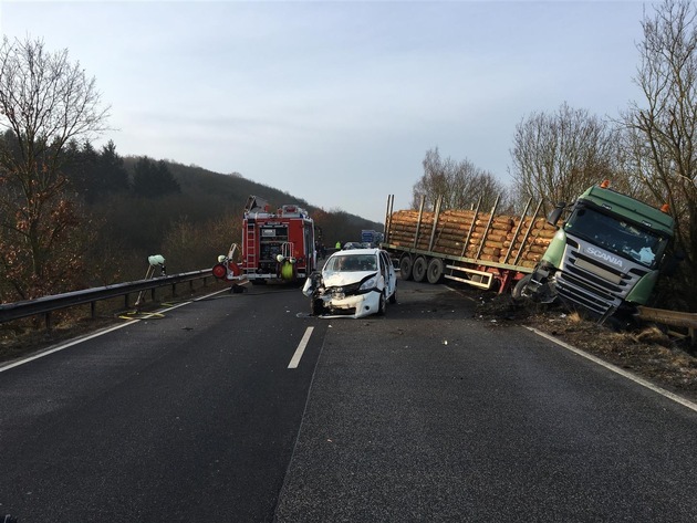 POL-PDMY: **Nachtragsmeldung** Mayen - Verkehrsunfall auf der B 262 zw. A 48 (AS Mayen) und Mayen mit drei Verletzten (1 Person eingeklemmt) und einem Sachschaden von 100.000 EUR