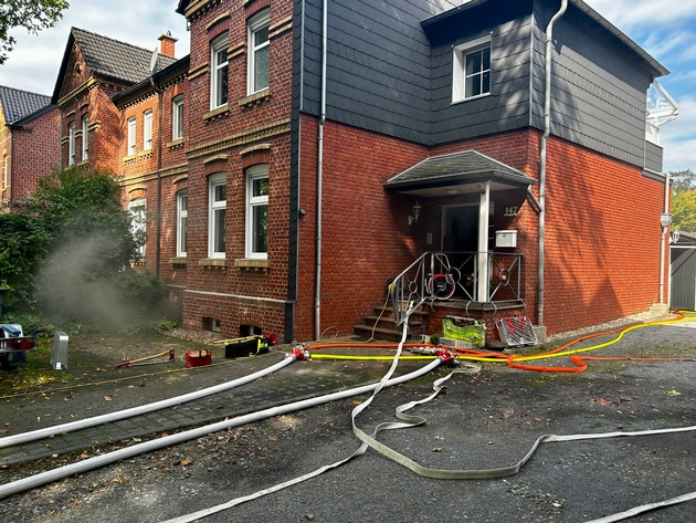 FW-RE: Ausgedehnter Kellerbrand in Mehrfamilienhaus - weitere zeitgleiche Einsätze
