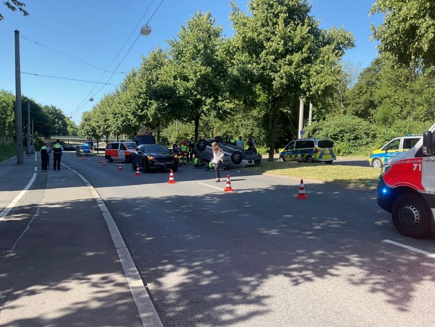 FW-DO: Verkehrsunfall auf der Wittekindstraße - Feuerwehr Dortmund rettet verletzte Person aus überschlagenem Fahrzeug