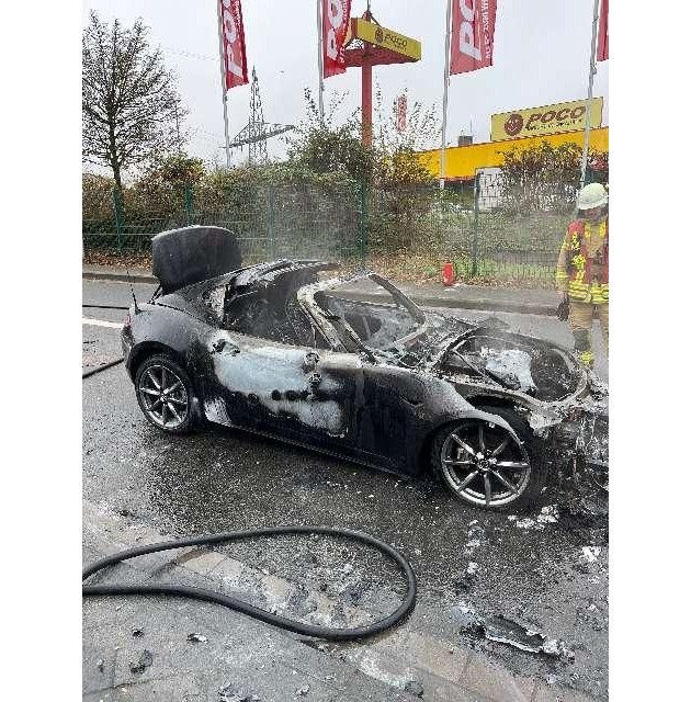 POL-STD: Mazda während der Fahrt in Brand geraten - Auto total zerstört - keine Personen verletzt