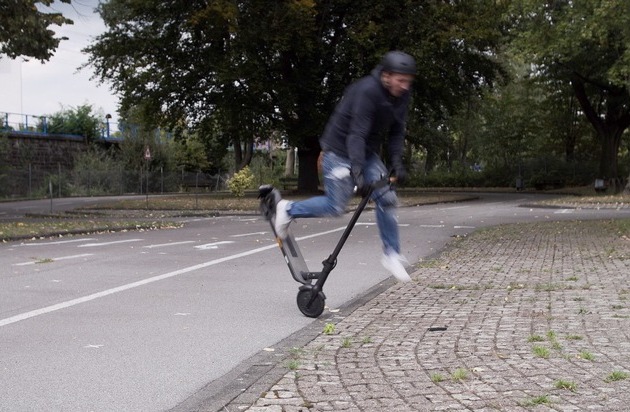 Wie gefährlich sind E-Scooter wirklich? BG ETEM lässt Fahrtests von Stuntleuten machen