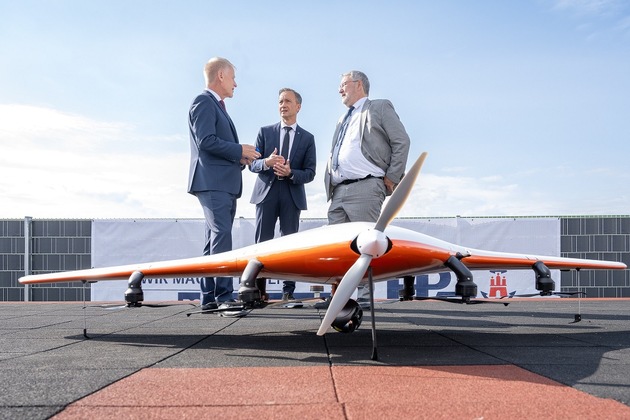 POL-HH: 240614-4. Flugdrohnen und Roboterhunde: unbemannte Systeme bieten neue Arbeitsmethoden im heute eröffneten dronePORT Hamburg